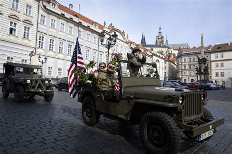 Konvoj historických vozidel v Praze připomněl konec。